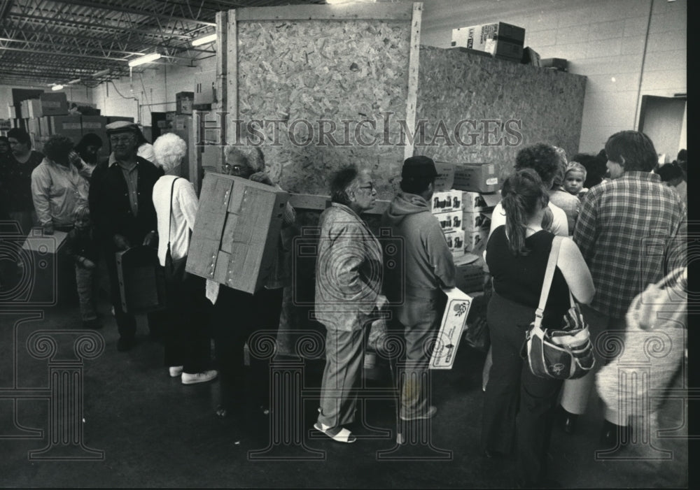 1987 Press Photo Wisconsin Food Bank line - mjb16682 - Historic Images