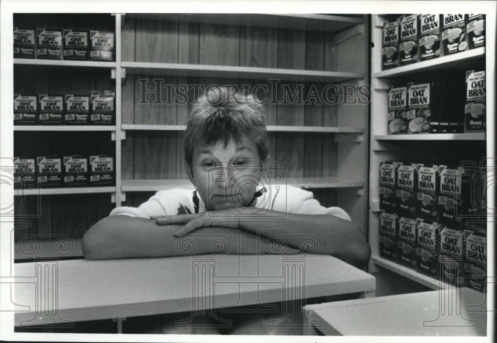 1990 Press Photo Alice Foley in front of empty Food Pantry shelves in Waukesha - Historic Images