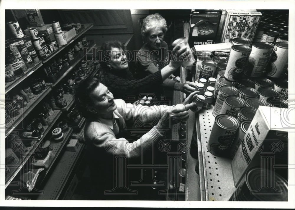 1991 Press Photo Sussex Food Pantry volunteers stocking shelves - mjb16685 - Historic Images