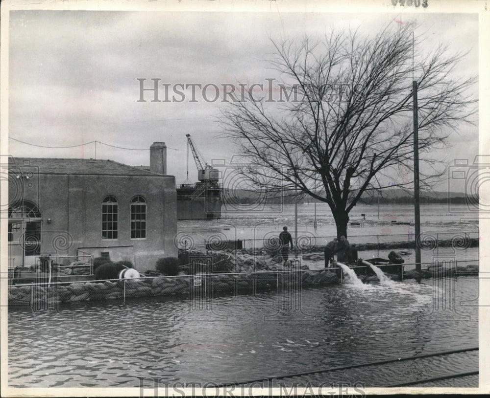 1965 Press Photo The Mississippi River flooding near Alma, Wisconsin.-Historic Images