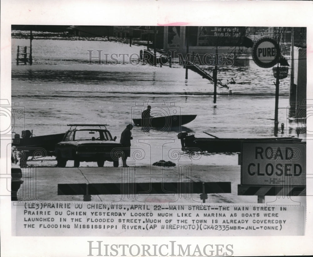 1965 Press Photo Prairie du Chien looked a marina as boats travel on floodwaters - Historic Images