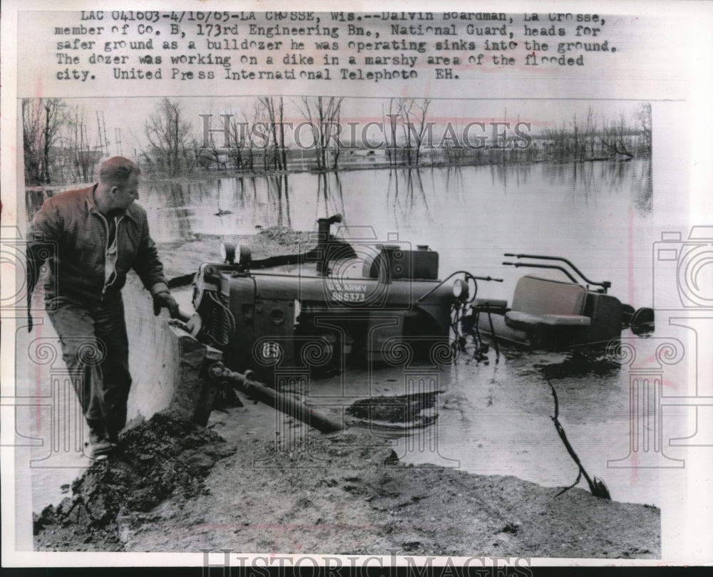 1965 Press Photo Dalvin Boardman abandons tractor in floodwaters, Wisconsin - Historic Images