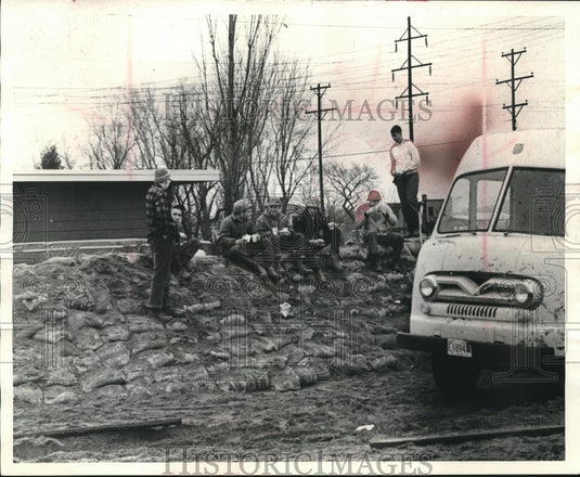 1965 Press Photo Salvation Army feeds volunteer sandbaggers -Aquinas High School-Historic Images