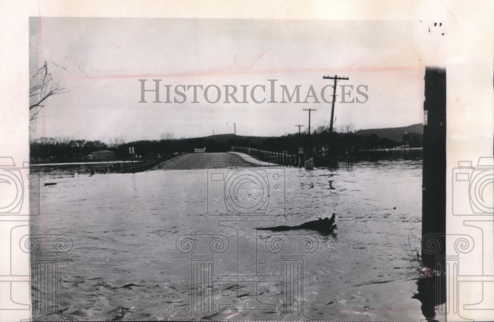 1965 Press Photo Flooding Mississippi river covers Prairie du Chien streets-Historic Images
