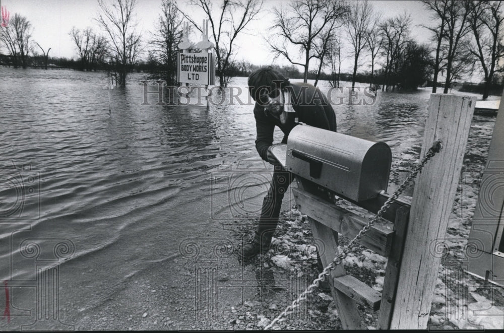 1975 Press Photo Don Frohmader checks Pittshoppe Mailbox in Flooded Wisconsin-Historic Images