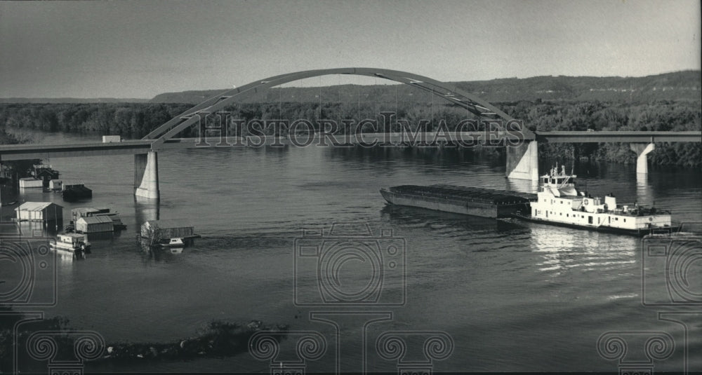 1986 Press Photo Mississippi River flooding near McGregor, Iowa - mjb16746 - Historic Images