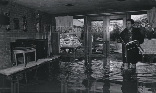 1968 Press Photo Joseph Dentici in Thiensville, Wisconsin Flood Disaster-Historic Images