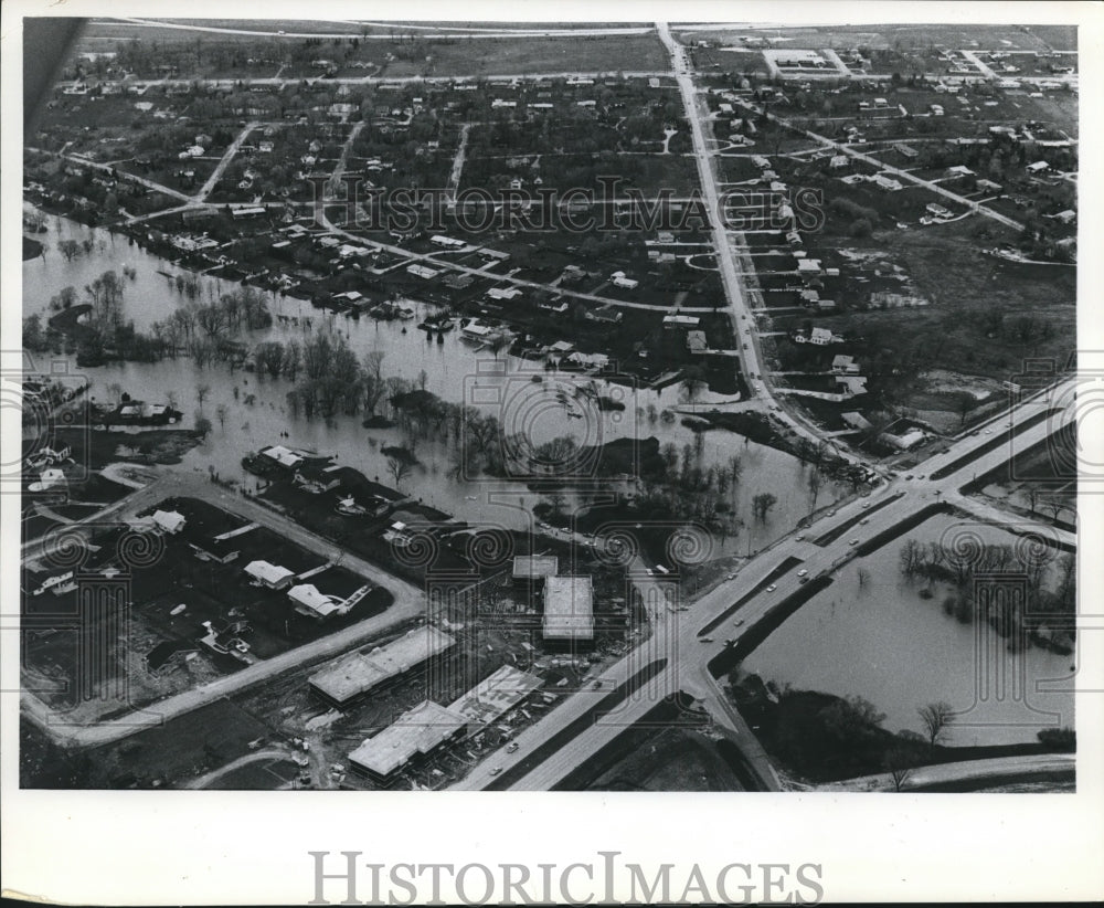 1968 Press Photo Wisconsin Flood Disaster along Root River in Greenfield- Historic Images
