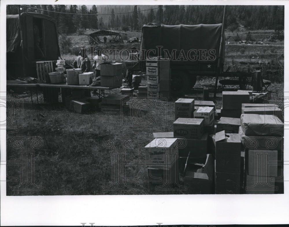 1967 Press Photo Grangeville National Guardsmen supply Firefighters Food at Camp - Historic Images