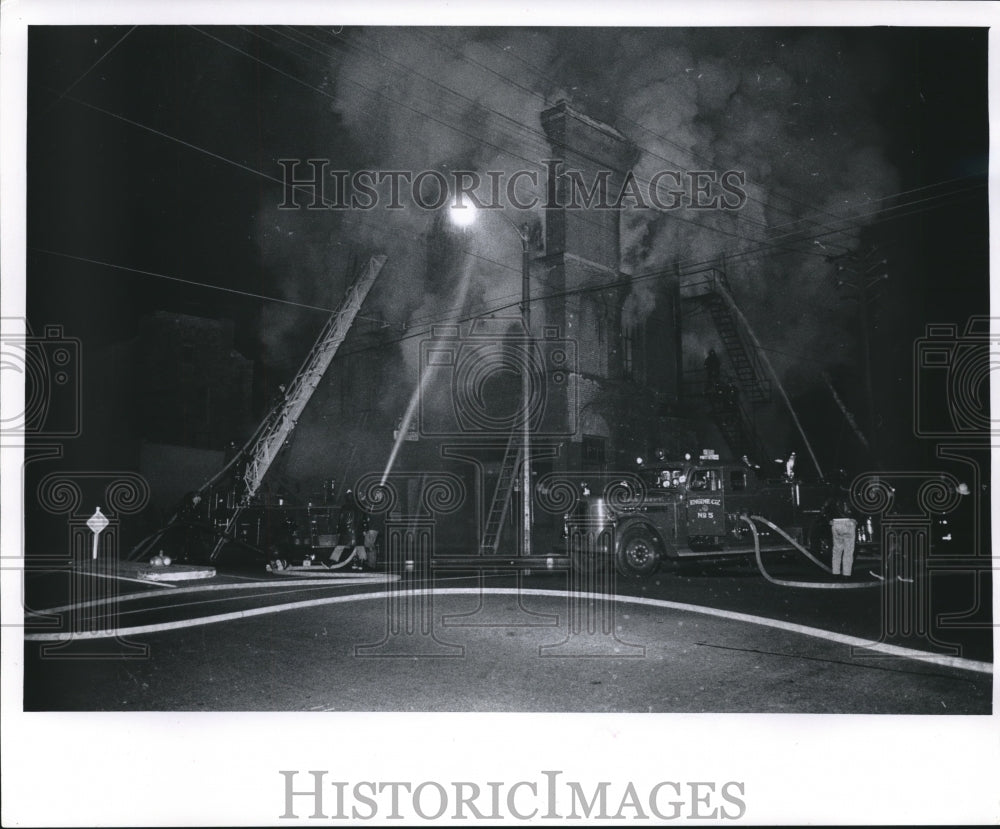 1962 Press Photo A 4-alarm fire at 441 West Juneau Avenue in Milwaukee - Historic Images