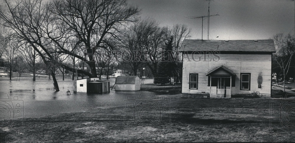 1986 Press Photo Flood Water From Fox River Creep Into Yards Berlin, Wisconsin - Historic Images