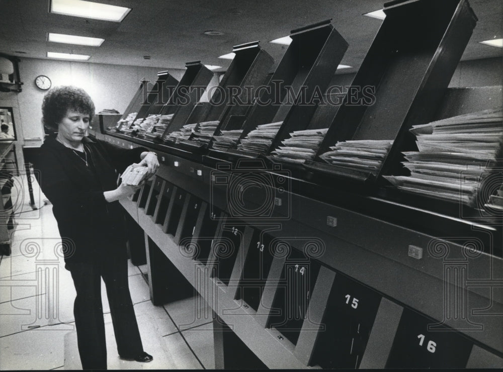 1982 Press Photo Nancy Albin at First Wisconsin National Bank, Wisconsin - Historic Images