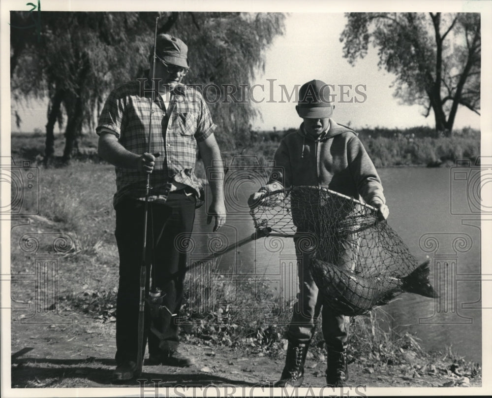 1983 Press Photo Robert Farrey and son Michael with netted Fish in Kenosha - Historic Images