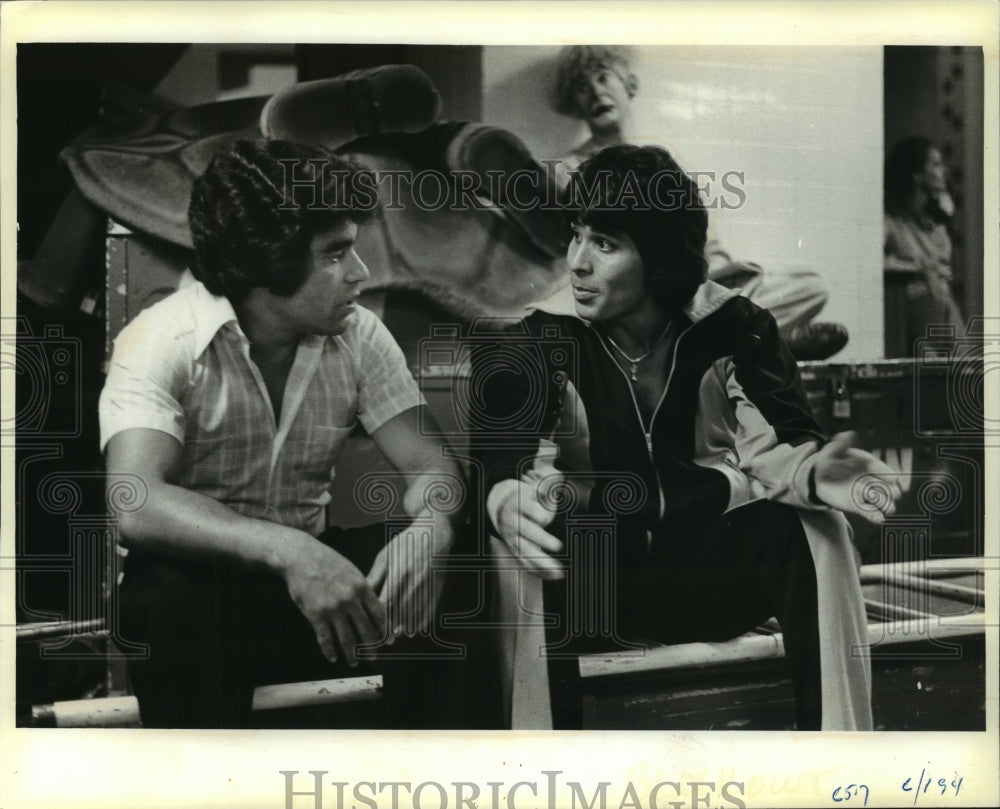 1979 Press Photo Tito Gaona, famous aerialist, discusses an act - Historic Images