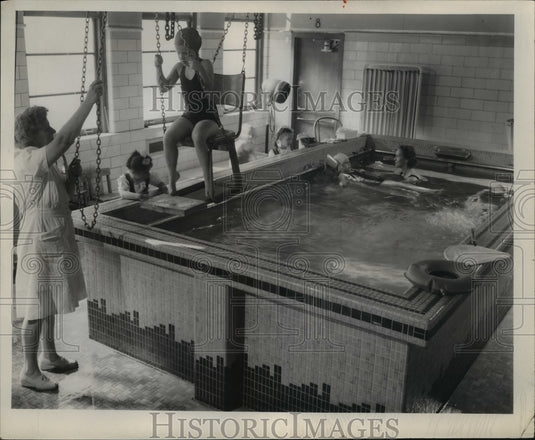 1948 Press Photo Ella Post helps a child into the pool of the Gaenslen School-Historic Images