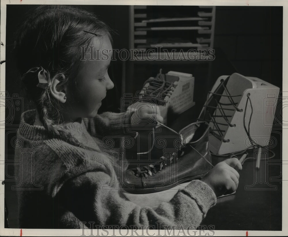 1948 Press Photo Gaenslen School, child practices tying shoes - mjb17362 - Historic Images