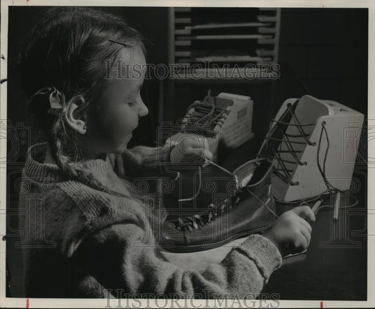 1948 Press Photo Gaenslen School, child practices tying shoes - mjb17362 - Historic Images