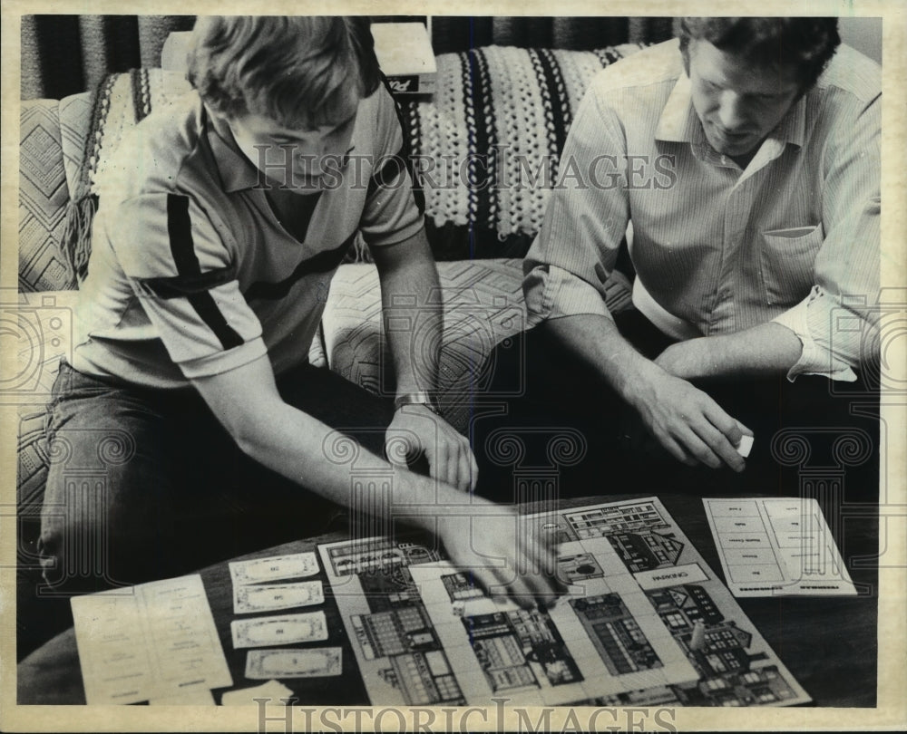 1982 Press Photo Andy Bear and Greg Fisher playing "Purely Academic", La Crosse - Historic Images
