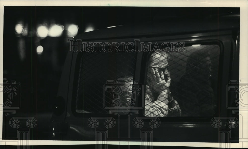 1988 Press Photo Person waits in a van after East Side Milwaukee fire - Historic Images