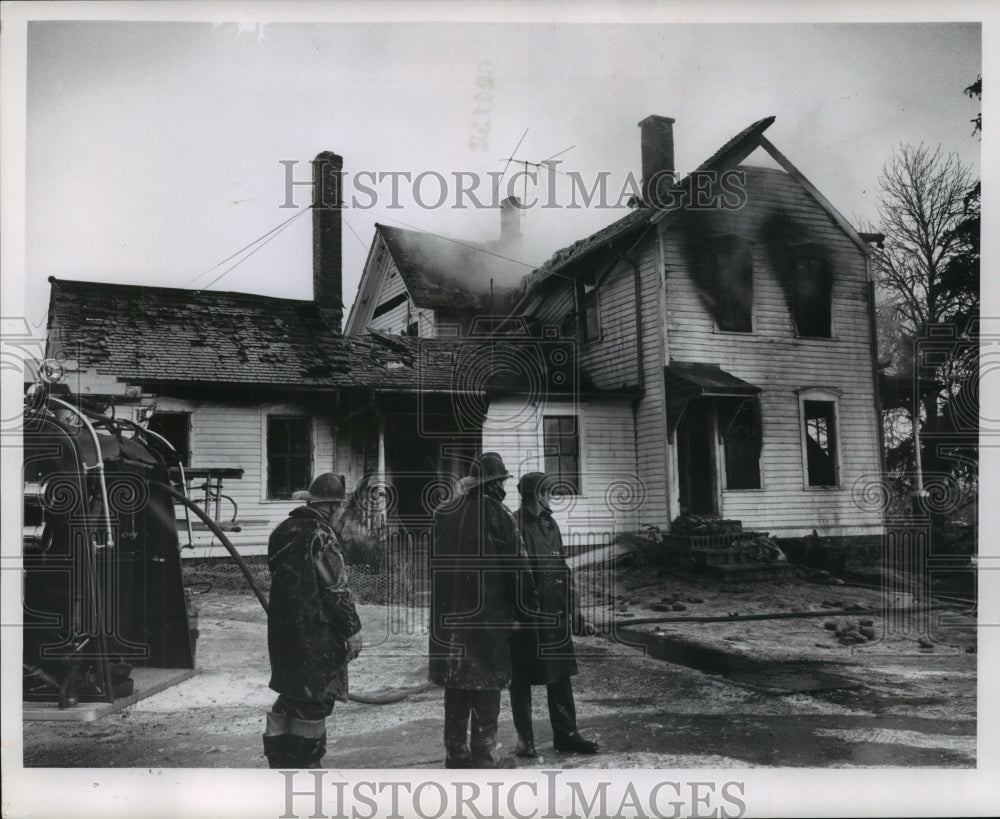 1962 Press Photo Aftermath of family home fire in Muskego, Wisconsin. - Historic Images