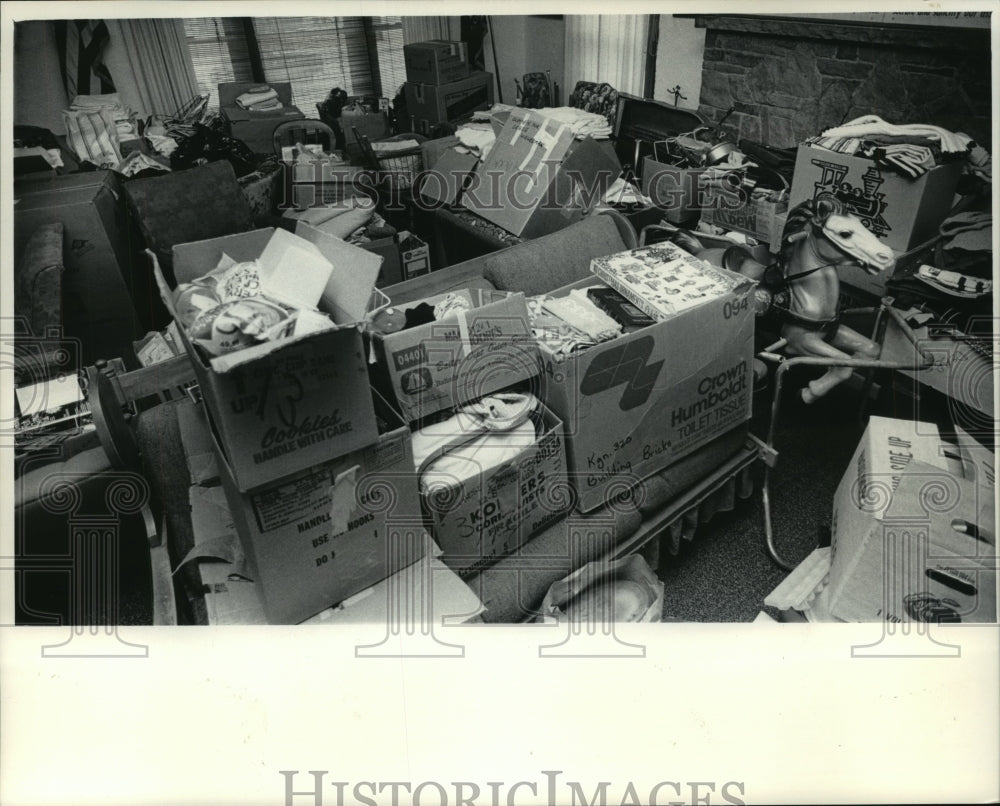 1984 Press Photo Donations for the Wiegelmanns in Pewaukee after a fire - Historic Images