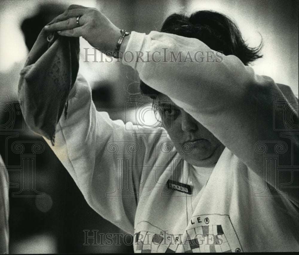 1992 Press Photo Janet Schallau of Cedar Rapids Iowa playing Scrabble - Historic Images