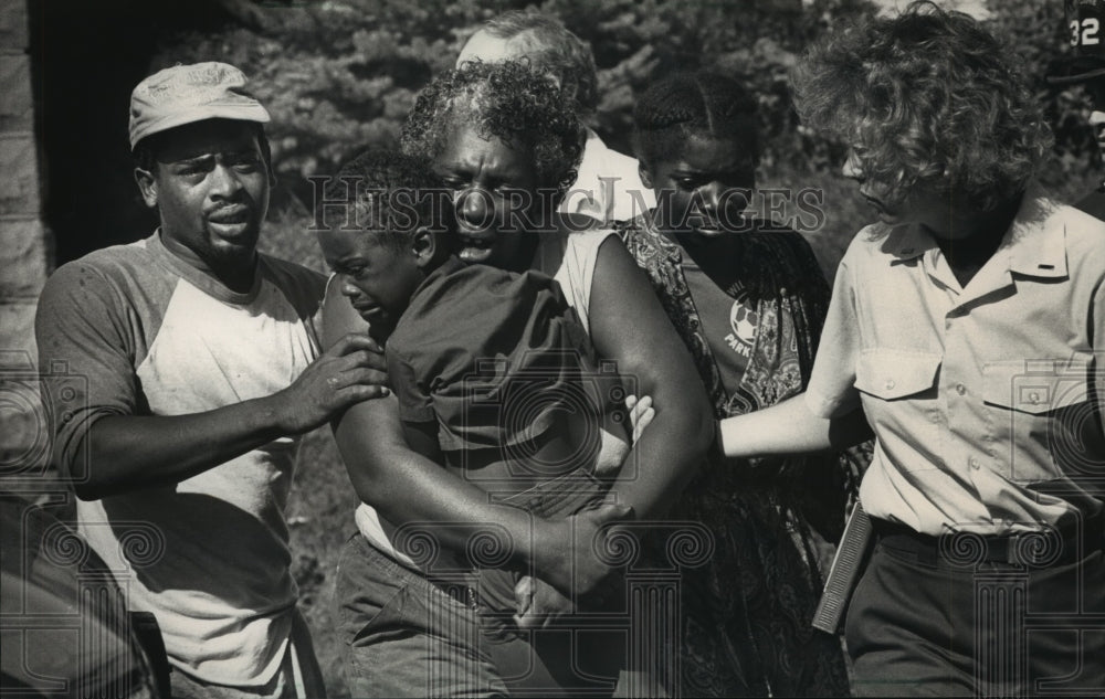 1988 Press Photo Doris Johnson with Family and Emergency Worker after Fire - Historic Images