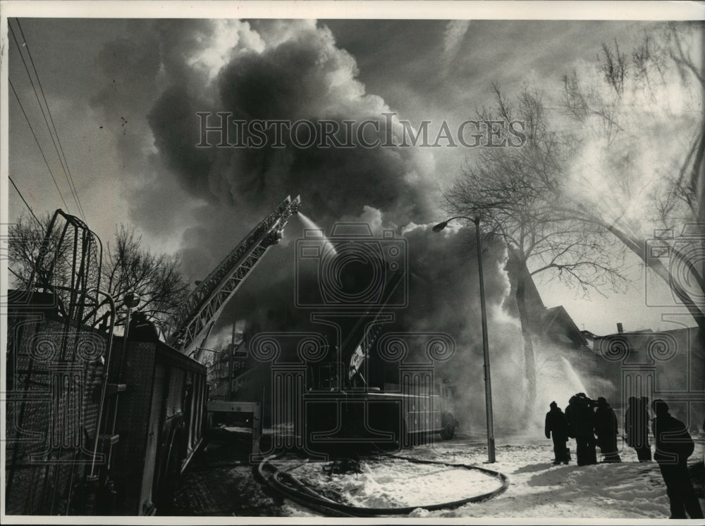 1989 Press Photo Firefighters Pour Water on Milwaukee blaze - Historic Images