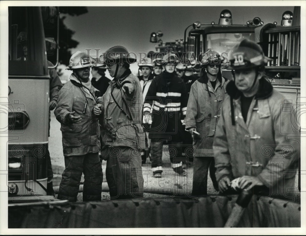 1992 Press Photo Firefighters set up a portable water holding tank, Grafton. - Historic Images