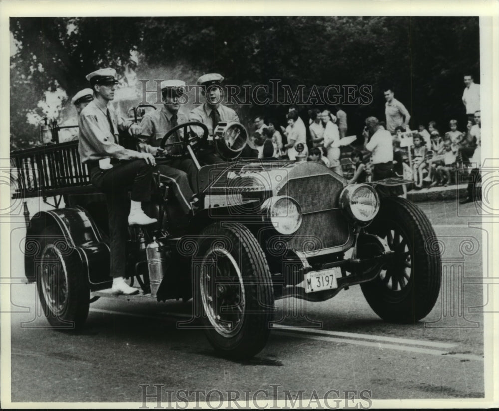 1982 Press Photo Members of the fire department sit in a 1909 LaFrance, New York - Historic Images