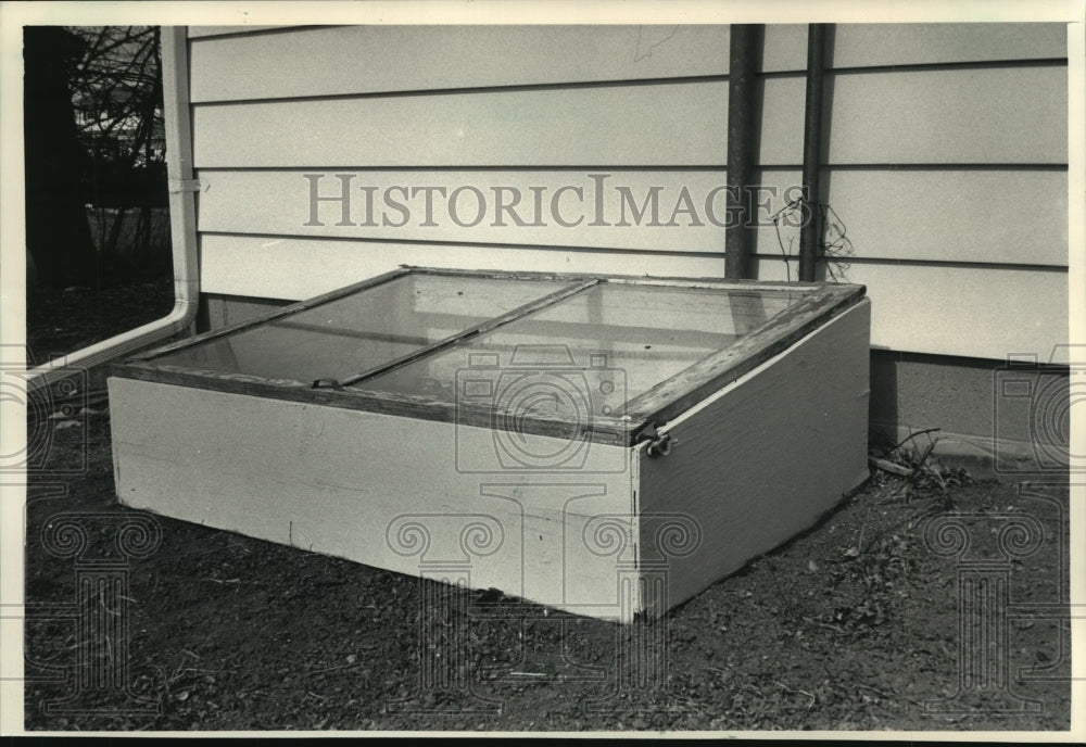 1988 Press Photo Cold frame equipment with storm window for gardening - Historic Images