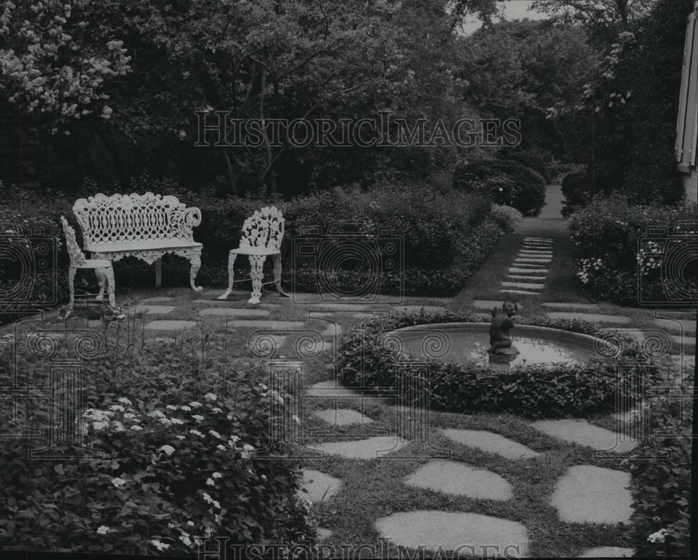 1953 Press Photo The garden of Mr. and Mrs. Edmund Fitzgerald, 3150 East Kenwood - Historic Images