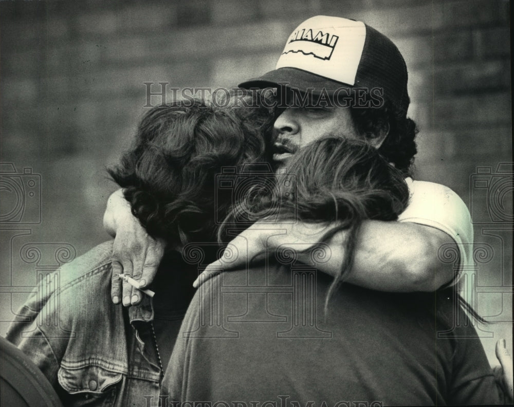 1986 Press Photo A man hugs Donna Porres and Linda Kurazewski at fire- Milwaukee - Historic Images