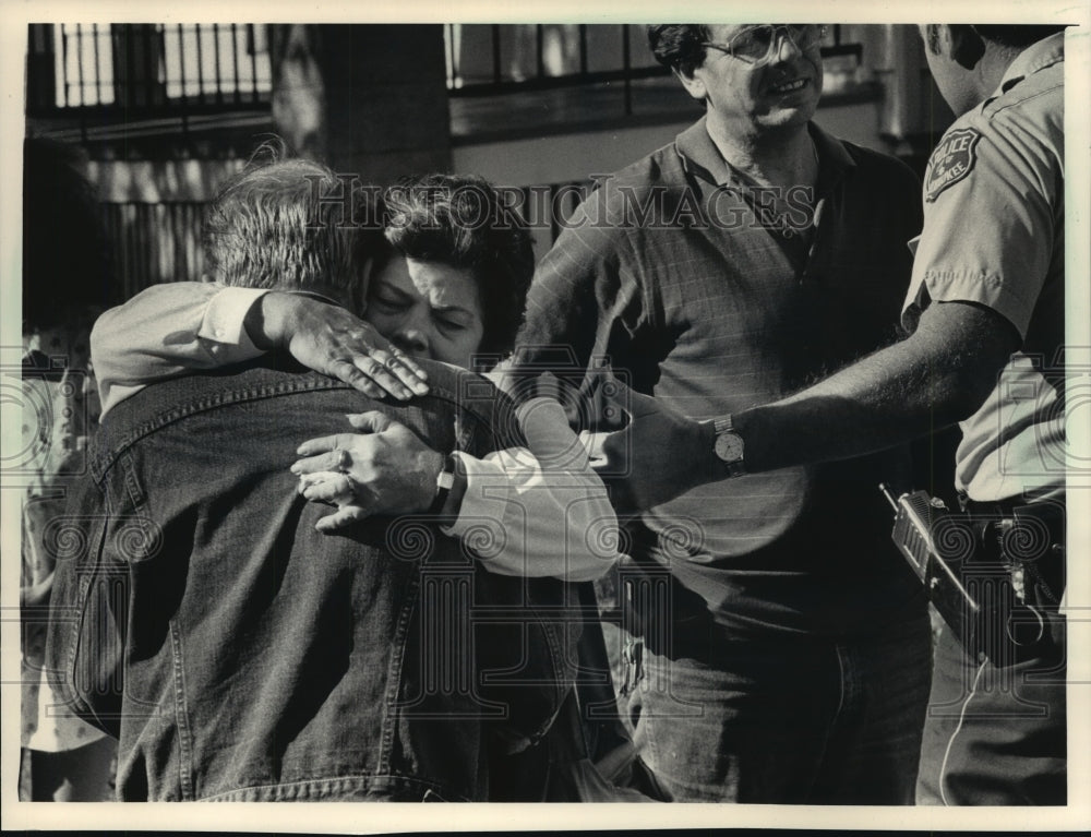 1986 Press Photo A relative comfort Rosella Anderson at house fire in Milwaukee - Historic Images