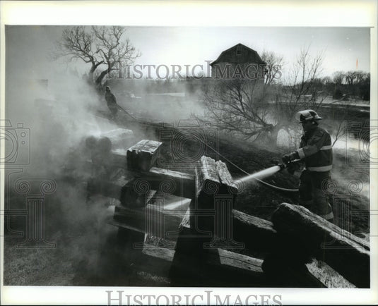 1994 Press Photo Firefighters fight a grass fire in Wisconsin - Historic Images