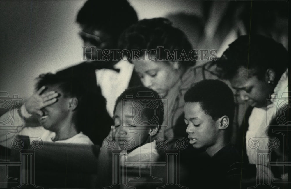 1985 Press Photo Children Cry During Linda Williams Funeral Service, Milwaukee - Historic Images