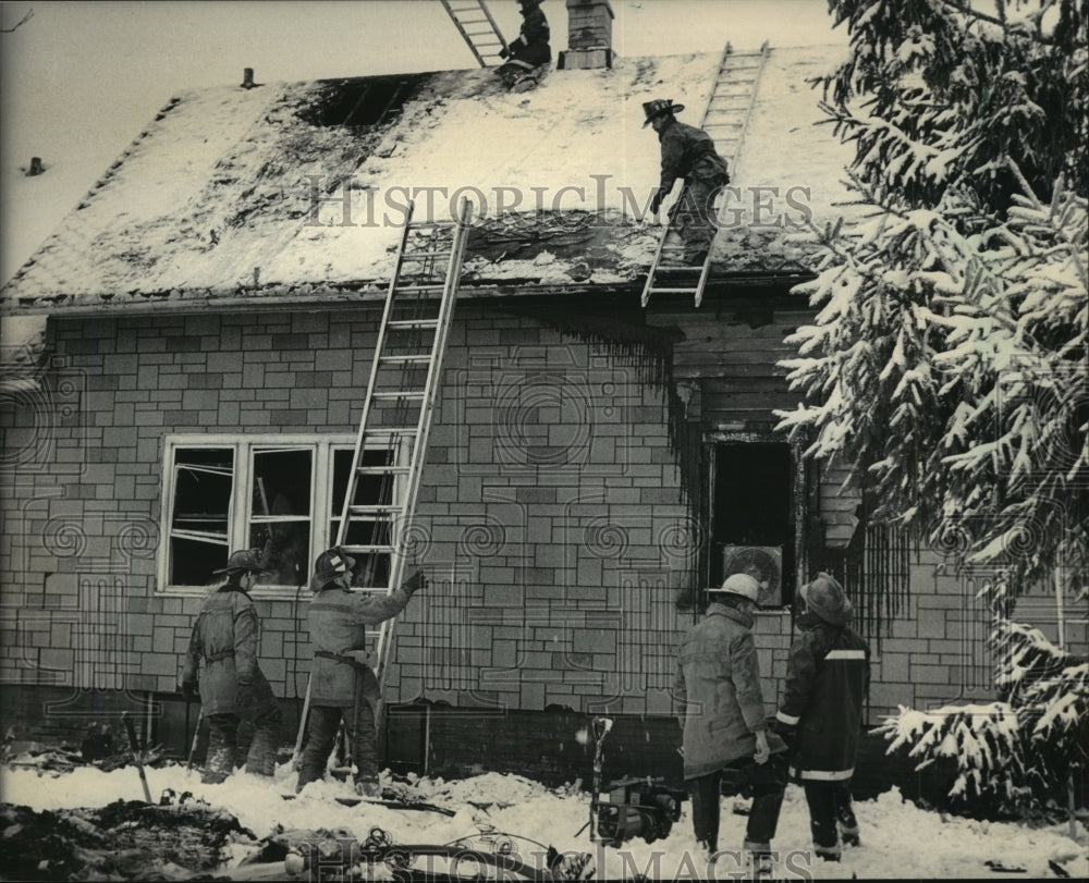 1985 Press Photo Firefighters at Wisconsin Home - mjb17867 - Historic Images