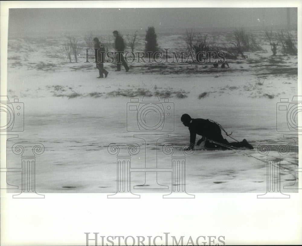 1995 Press Photo Firefighter on Ice, Heyer Elementary, Waukesha, Wisconsin - Historic Images