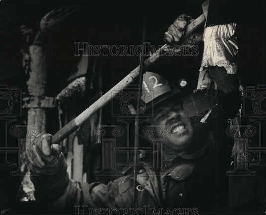 1988 Press Photo Firefighter Works at Scene of Blaze at Milwaukee Home - Historic Images