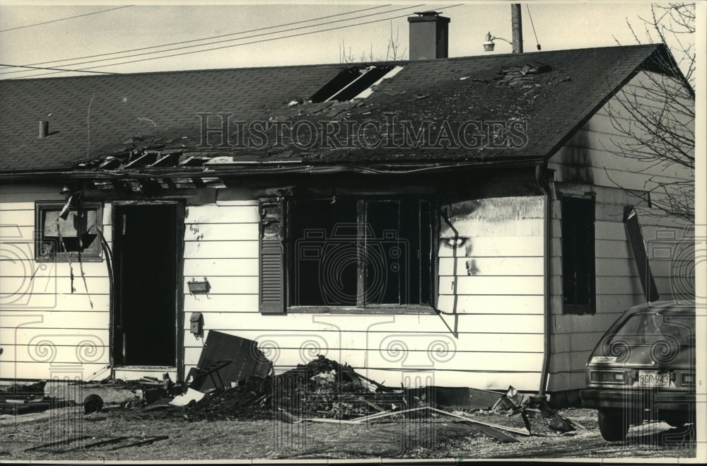 1988 Press Photo Front View of House with Fire Damage on Roof in Milwaukee - Historic Images