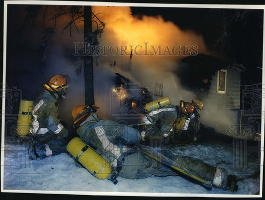 1994 Press Photo Firefighters battle a blaze in the snow in Waukesha, Wisconsin - Historic Images