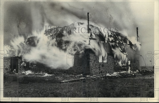1939 Press Photo Ben Gridley's Barn in Oconomowoc Caught Fire In Electric Storm - Historic Images