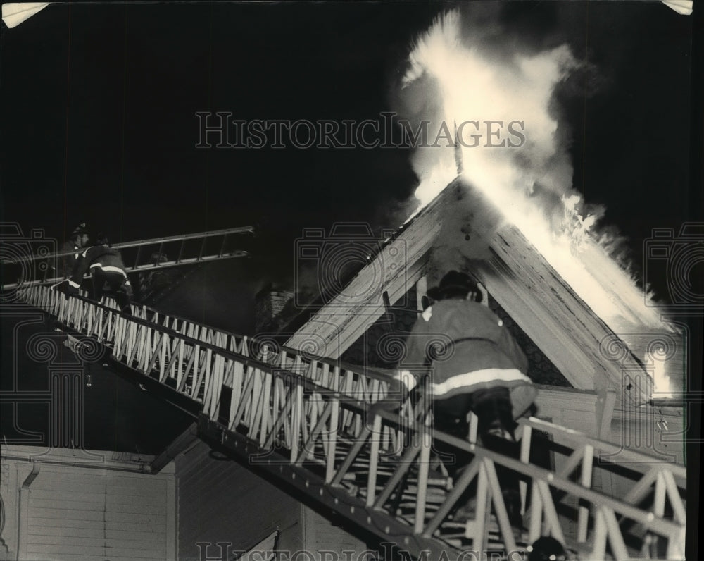 1987 Press Photo Firefighters on ladder at attic house fire in Milwaukee - Historic Images