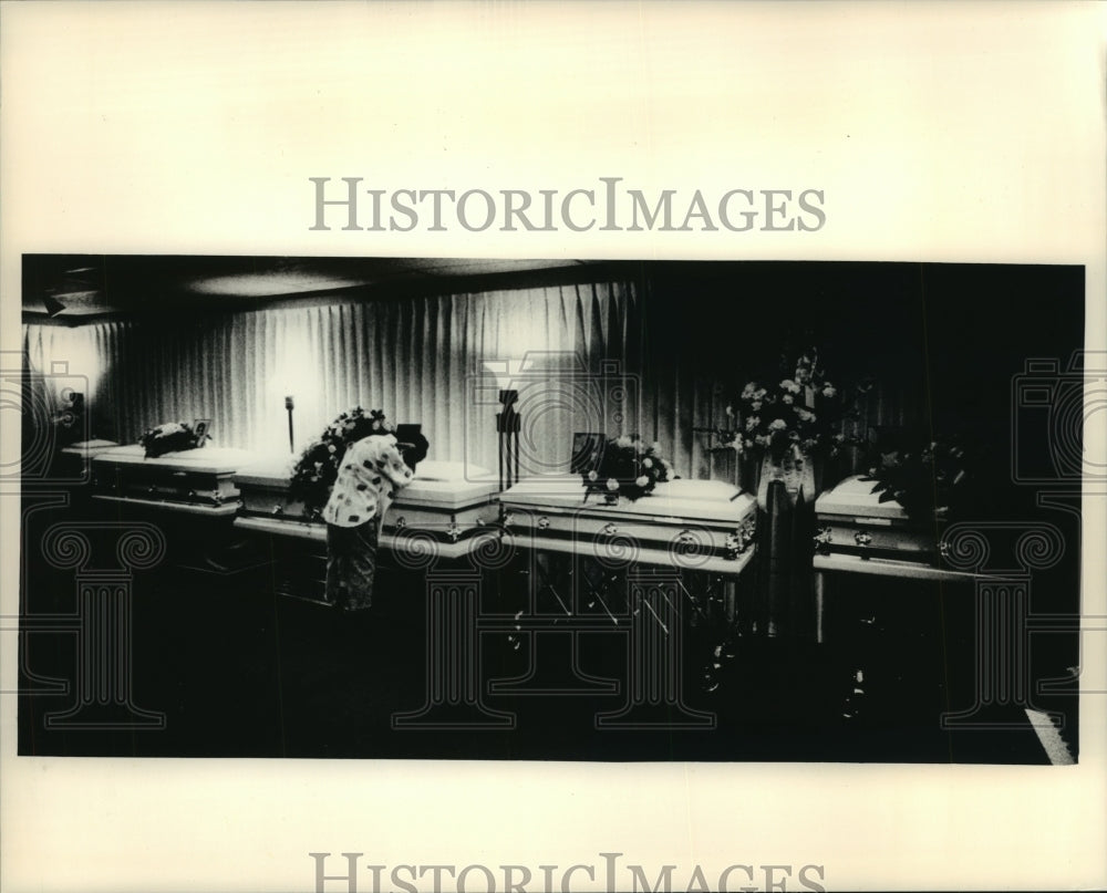 1987 Press Photo Kenyetta Washington wept by caskets of siblings killed by fire - Historic Images