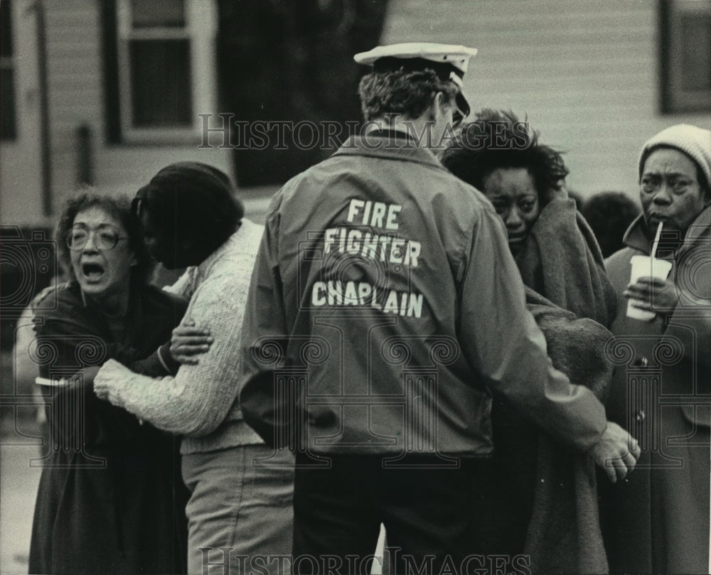 1987 Press Photo Fire Victims Families in Milwaukee - Historic Images