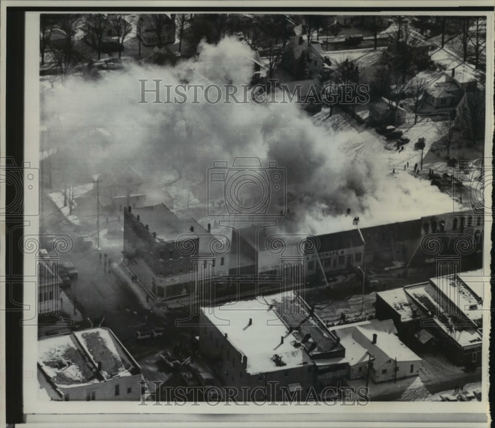 1968 Press Photo Fire burns in downtown Hartford, Michigan - mjb18025 - Historic Images