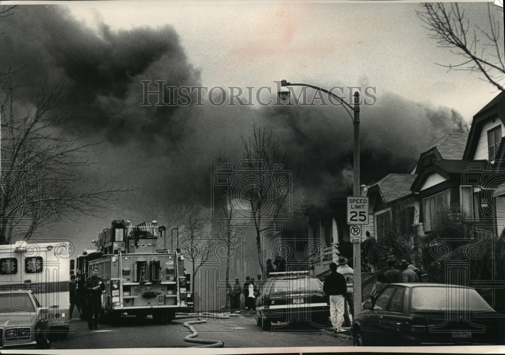 1992 Press Photo Mattress Fire engulfs Home in Milwaukee, Wisconsin - Historic Images