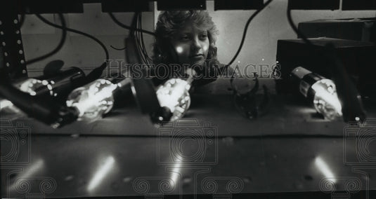 1989 Press Photo Mary Nimmo checks Helium Neon Lasers in Milwaukee, Wisconsin - Historic Images
