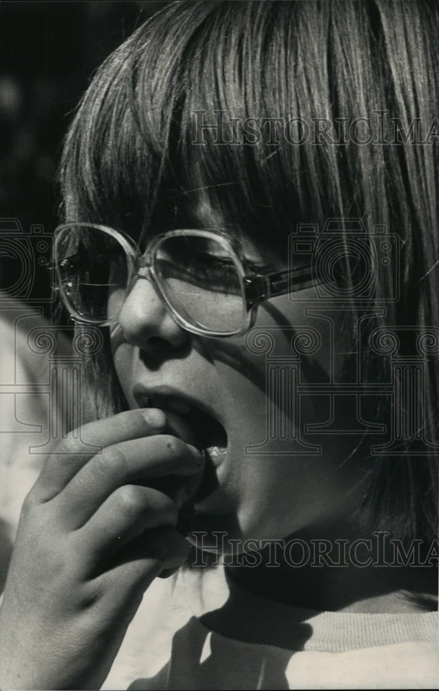 1988 Kate Pawasarat enjoying a tomato - Historic Images