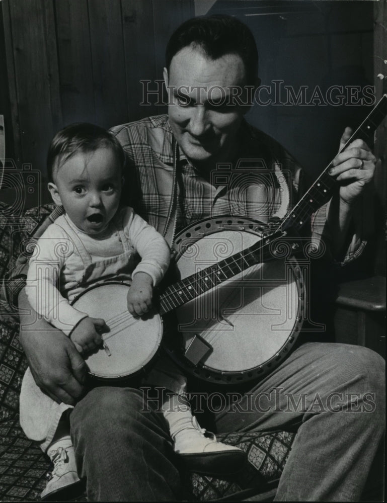 1963 Press Photo Kenneth Futterlieb and Daughter Jill Play Banjo&#39;s Together-Historic Images